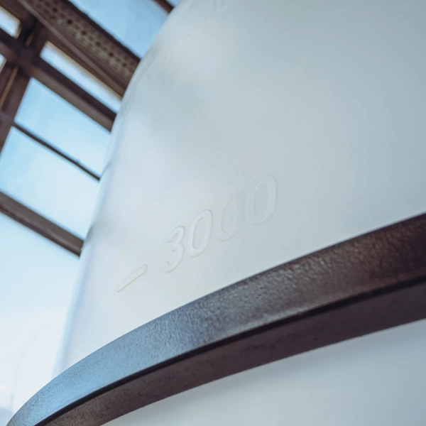 Емкость ЦКТ 5000 л с патрубком 110мм под плотность до 1,2 г/см³ белая в обрешетке с лестницей