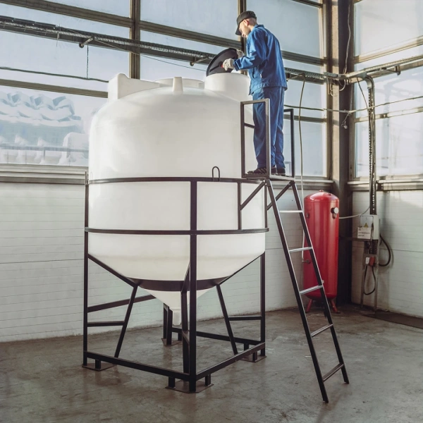 Емкость ЦКТ 5000 л с патрубком 160мм с фланцем под плотность до 1,5 г/см³ белая в обрешетке с лестницей