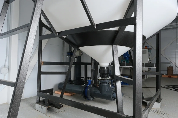 Емкость ЦКТ 3000 л с патрубком 90мм с фланцем под плотность до 1,5 г/см³ белая в обрешетке с лестницей